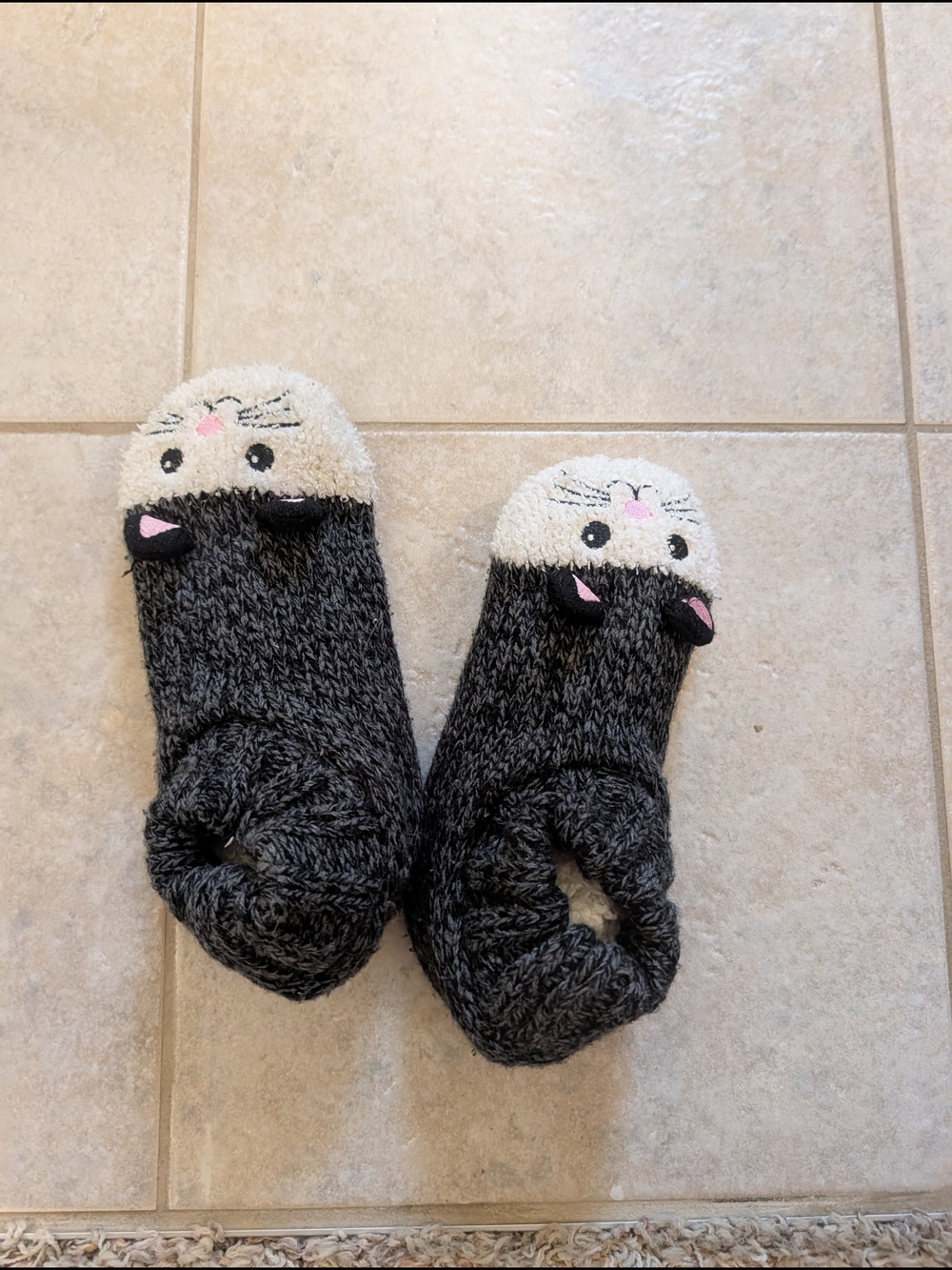 Cozy Cat Face Women's Slipper Socks in Dark Gray and Cream